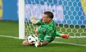 مهار پنالتی به کمک بطری آب توسط دروازه‌بان تیم ملی انگلیس

