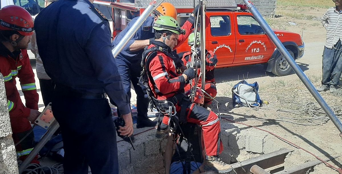 نجات مرد جوان از اعماق چاه بیست متری
