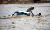 نجات ۷۰ سرنشین ۳ اتوبوس گرفتار سیلاب