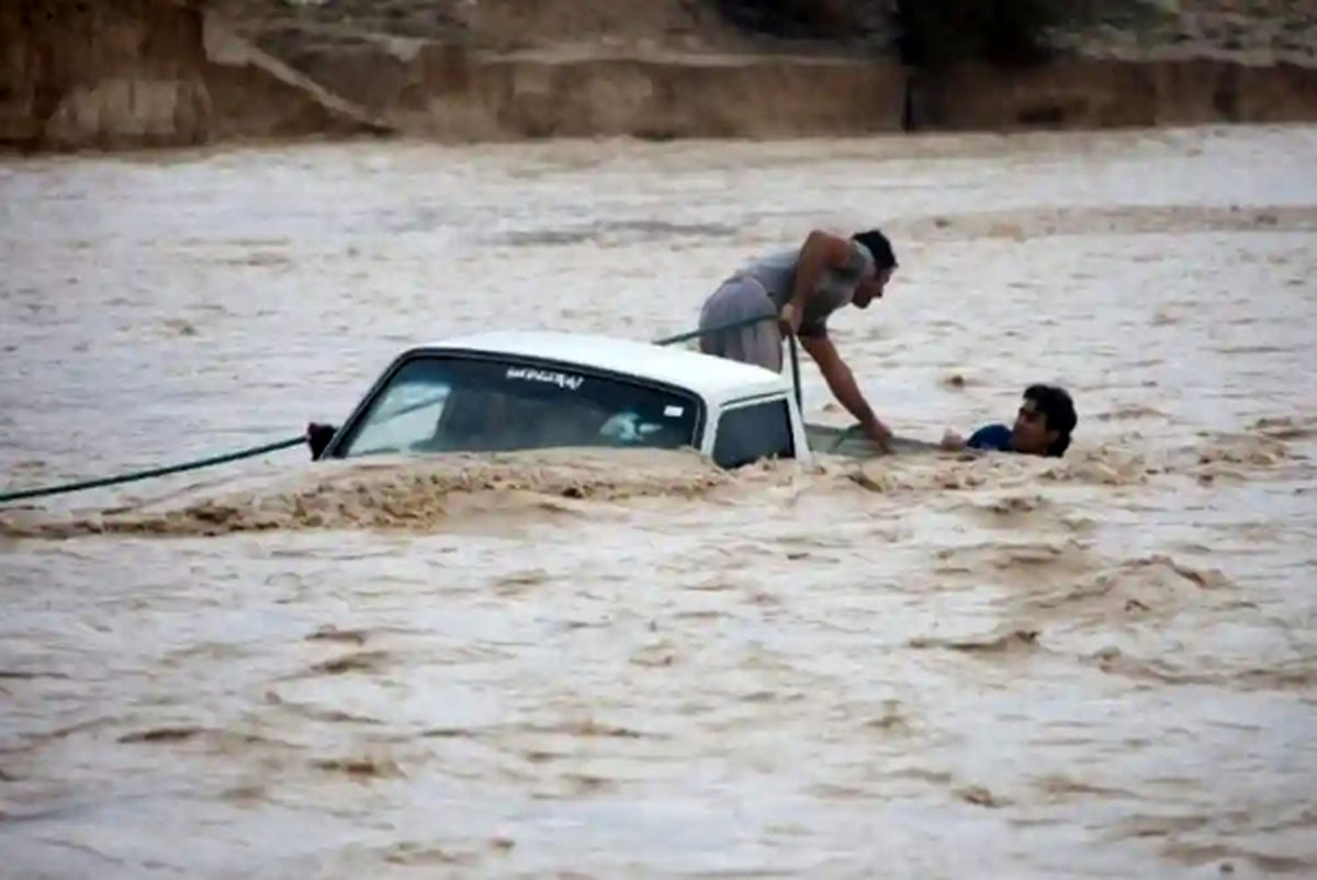 نجات ۷۰ سرنشین ۳ اتوبوس گرفتار سیلاب
