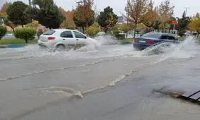 پیاده کردن آقای شهردار از خودروی شاسی‌بلند توسط مردم معترض/ ویدئو