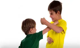 نوجوانان در حال تجربه «بلوغ» را با «فرزندان خردسال» تنها نگذارید