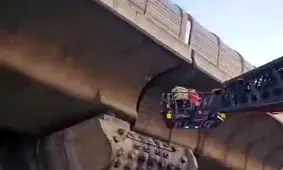 مردی که برای شارژ موبایل لای پل صدر تهران گیر کرد/ ویدئو