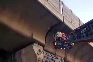 مردی که برای شارژ موبایل لای پل صدر تهران گیر کرد/ ویدئو