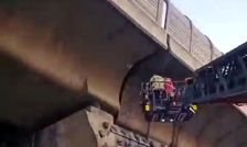 مردی که برای شارژ موبایل لای پل صدر تهران گیر کرد/ ویدئو