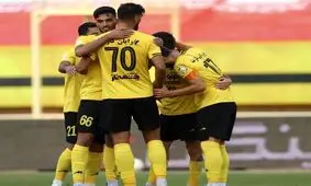 بازیکن سپاهان در اثر برخورد سر در زمین بازی، بیهوش شد
