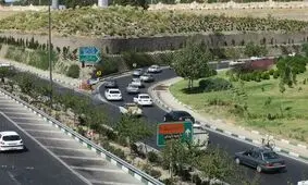 گرفتار شدن ۳ خودرو در گل و لای اتوبان شهید خرازی تهران

