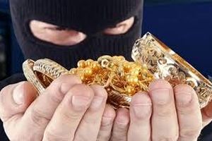 سرقت عجیب در درمانگاه امام رضا کرمانشاه/ دزدی گوشواره از گوش دختربچه در آغوش مادر/ ویدئو