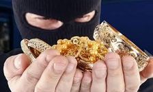 سرقت عجیب در درمانگاه امام رضا کرمانشاه/ دزدی گوشواره از گوش دختربچه در آغوش مادر/ ویدئو