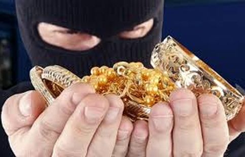 سرقت عجیب در درمانگاه امام رضا کرمانشاه/ دزدی گوشواره از گوش دختربچه در آغوش مادر/ ویدئو
