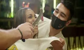 سرو عجیب استیک طلا در رستوران با سربازان مسلح