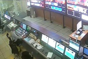 تصاویر کارمندی که مثل سحر امامی زیر بمباران ماند