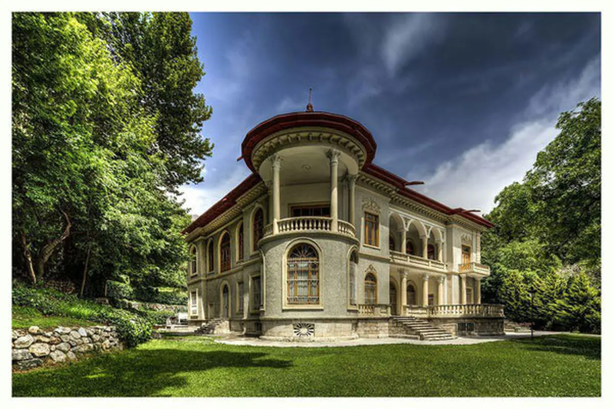  ترکش های بمباران هوایی تهران به کاخ سعدآباد رسید/ عکس