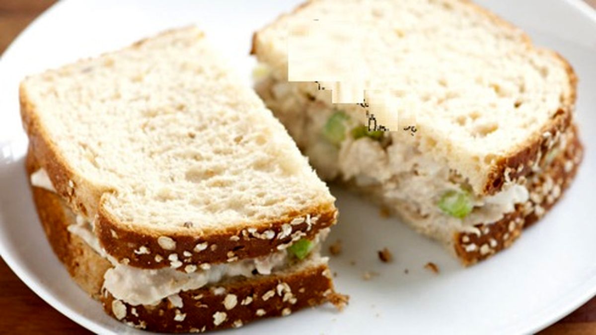 ساندویچ تن ماهی و کرفس؛ یک ناهار مقوی برای بچه ها