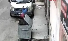 کودک ۲ ساله سوری به سطل آشغال سقوط کرد و سالم ماند/ ویدئو