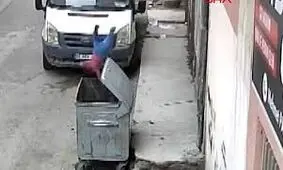 کودک ۲ ساله سوری به سطل آشغال سقوط کرد و سالم ماند/ ویدئو