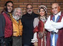 علیرضا قربانی کنار بازیگران الیورتوئیست/ ویدئو