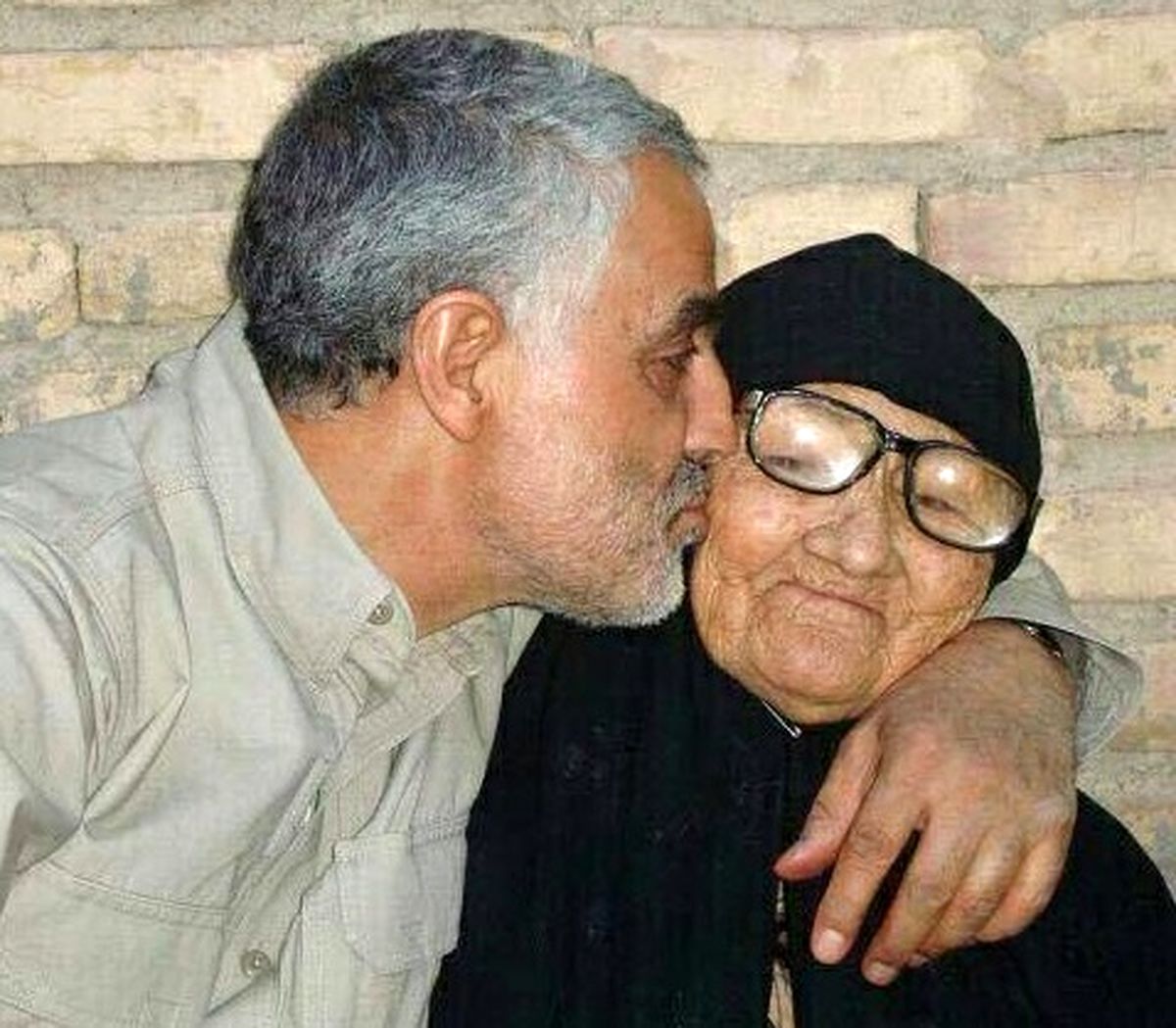 آخرین وداع شهید سلیمانی با مادرش در روستا/ روایت برادر سردار/ ویدئو