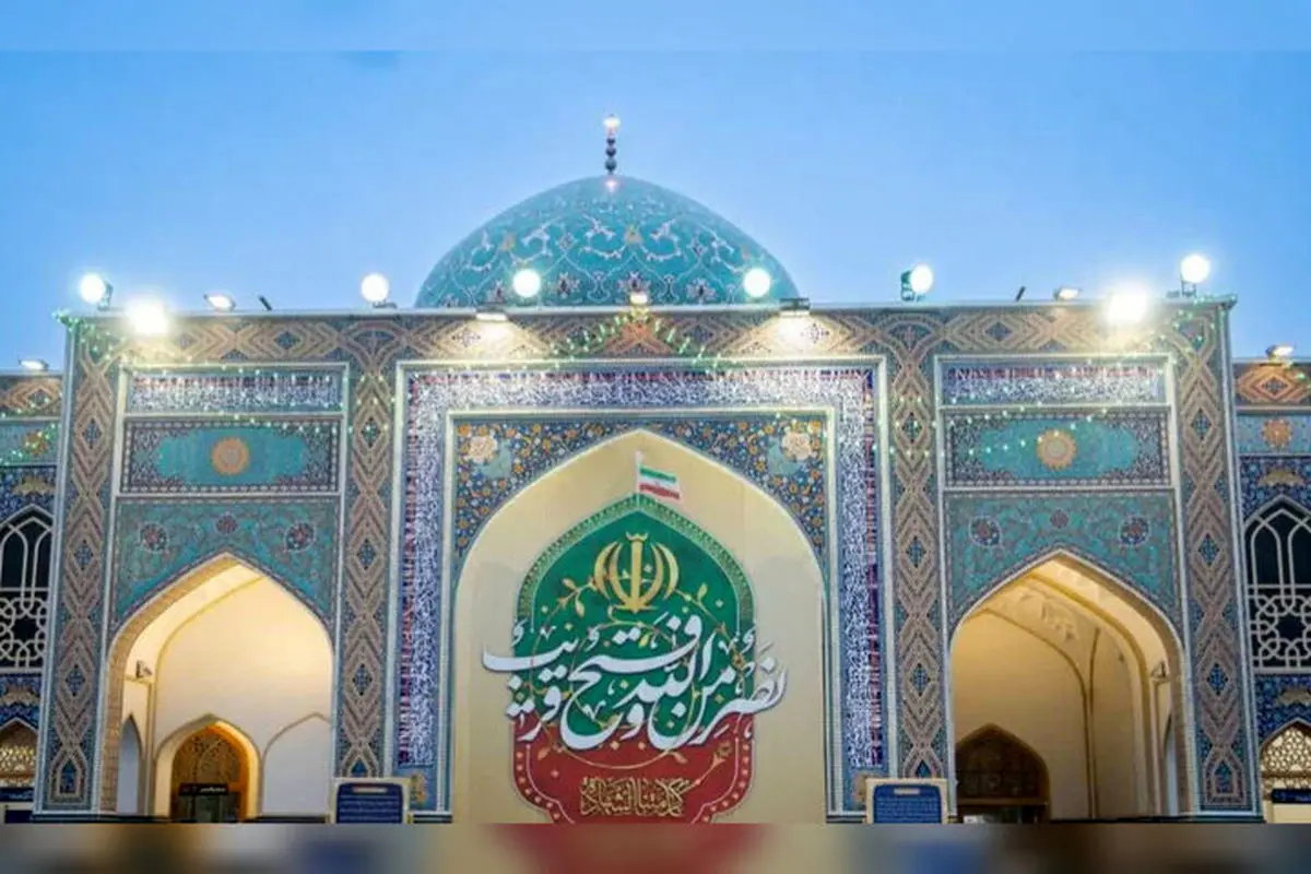 نصب دیوارنگاره «نصر من الله» در صحن پیامبر اعظم (ص) حرم مطهر رضوی
