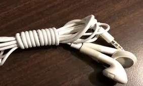 ترفند ساده و کاربردی برای گره نخوردن سیم هندزفری/ ویدئو 