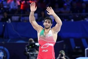 سلام نظامی محمدهادی ساروی به پرچم ایران پس از کسب مدال طلای مسابقات کشتی فرنگی قهرمانی جهان/ ویدئو