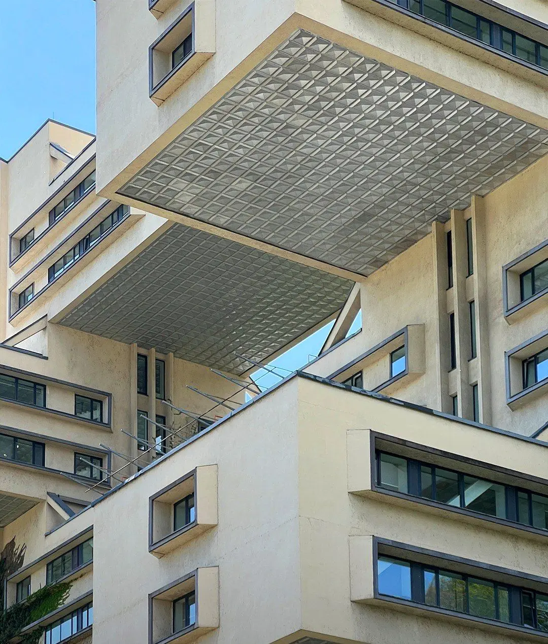 وزارت راهسازی سابق گرجستان؛ نماد بتنی معماری شوروی که بانک شد