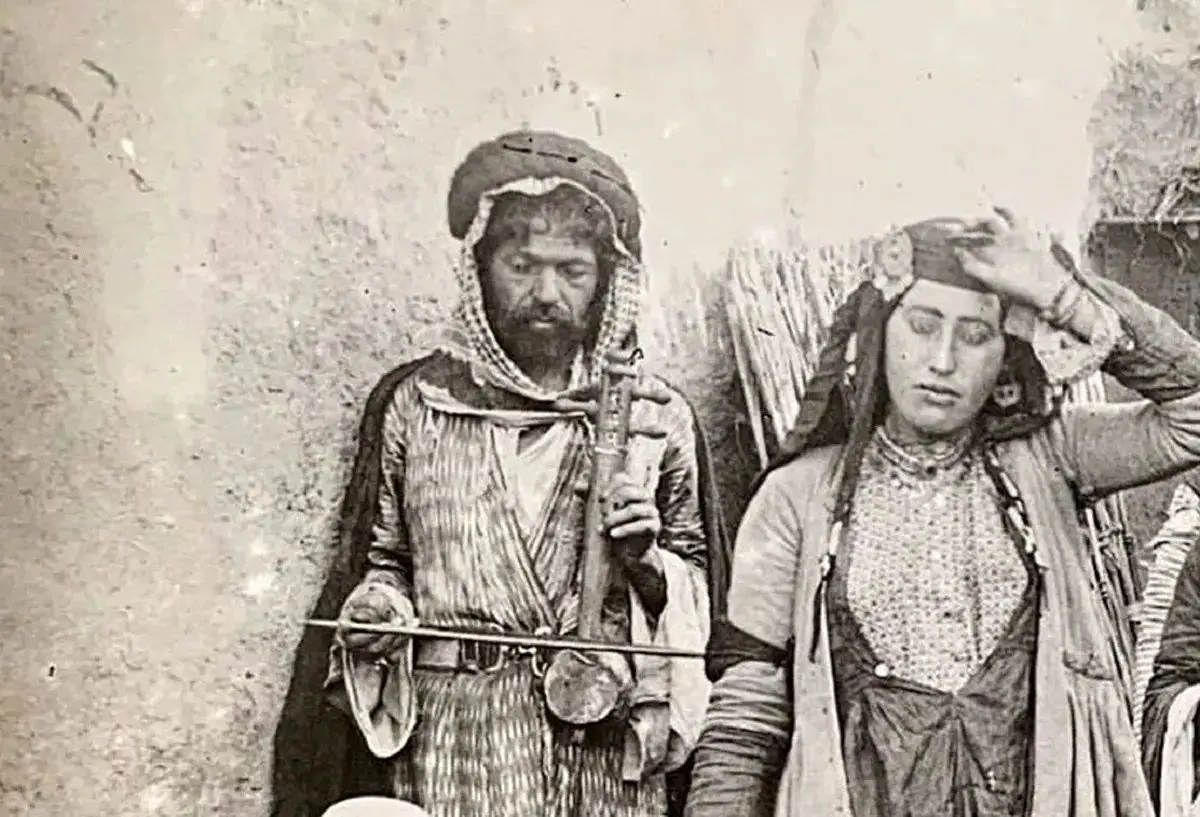سفر به ایران قدیم؛ رقص «دختران کولی» در یک روستا در غرب ایران