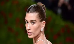 چگونه پاییز امسال به سبک هیلی بیبر آرایش کنیم و ترندی باشیم؟/ تصاویر