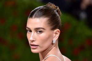 چگونه پاییز امسال به سبک هیلی بیبر آرایش کنیم و ترندی باشیم؟/ تصاویر