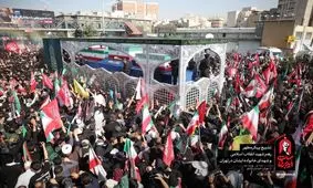 خودرو حامل پیکر رهبر شهید در خیابان آزادی متوقف شد/ ویدئو

