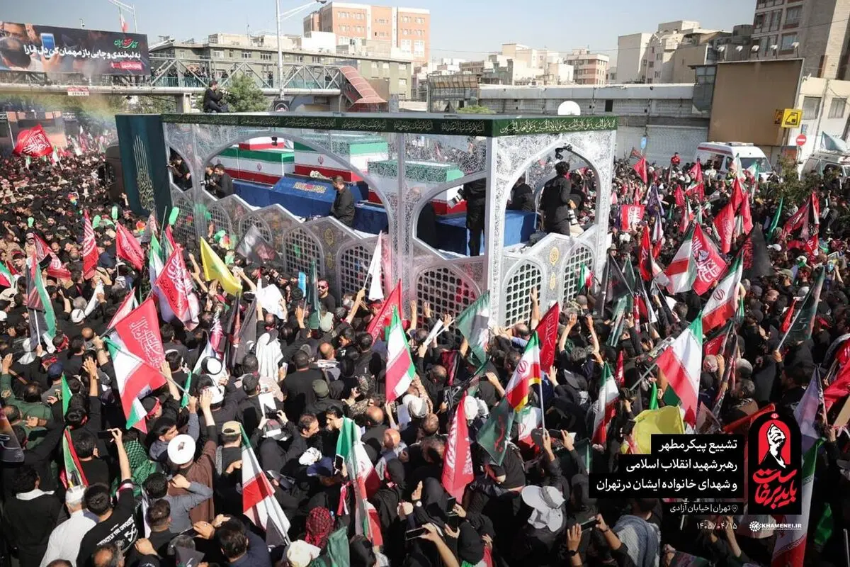 خودرو حامل پیکر رهبر شهید در خیابان آزادی متوقف شد/ ویدئو
