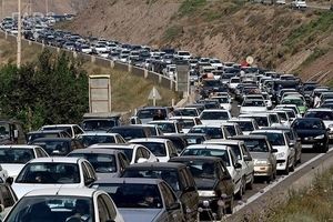 ترافیک سنگین در آزادراه تهران - شمال/ رانندگان زمان سفر خود را مدیریت کرده و از عجله و شتاب پرهیز کنند 