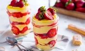 طرز تهیه دسر ۳ لایه با توت فرنگی

