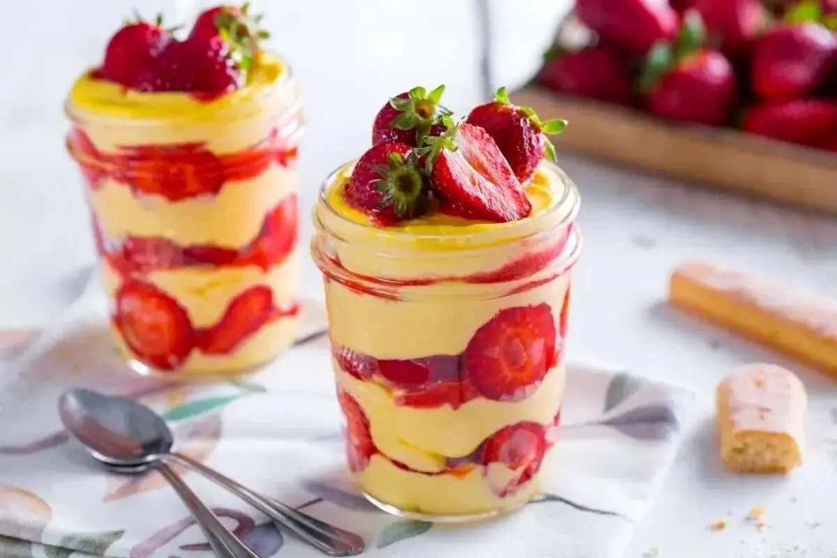 طرز تهیه دسر ۳ لایه با توت فرنگی

