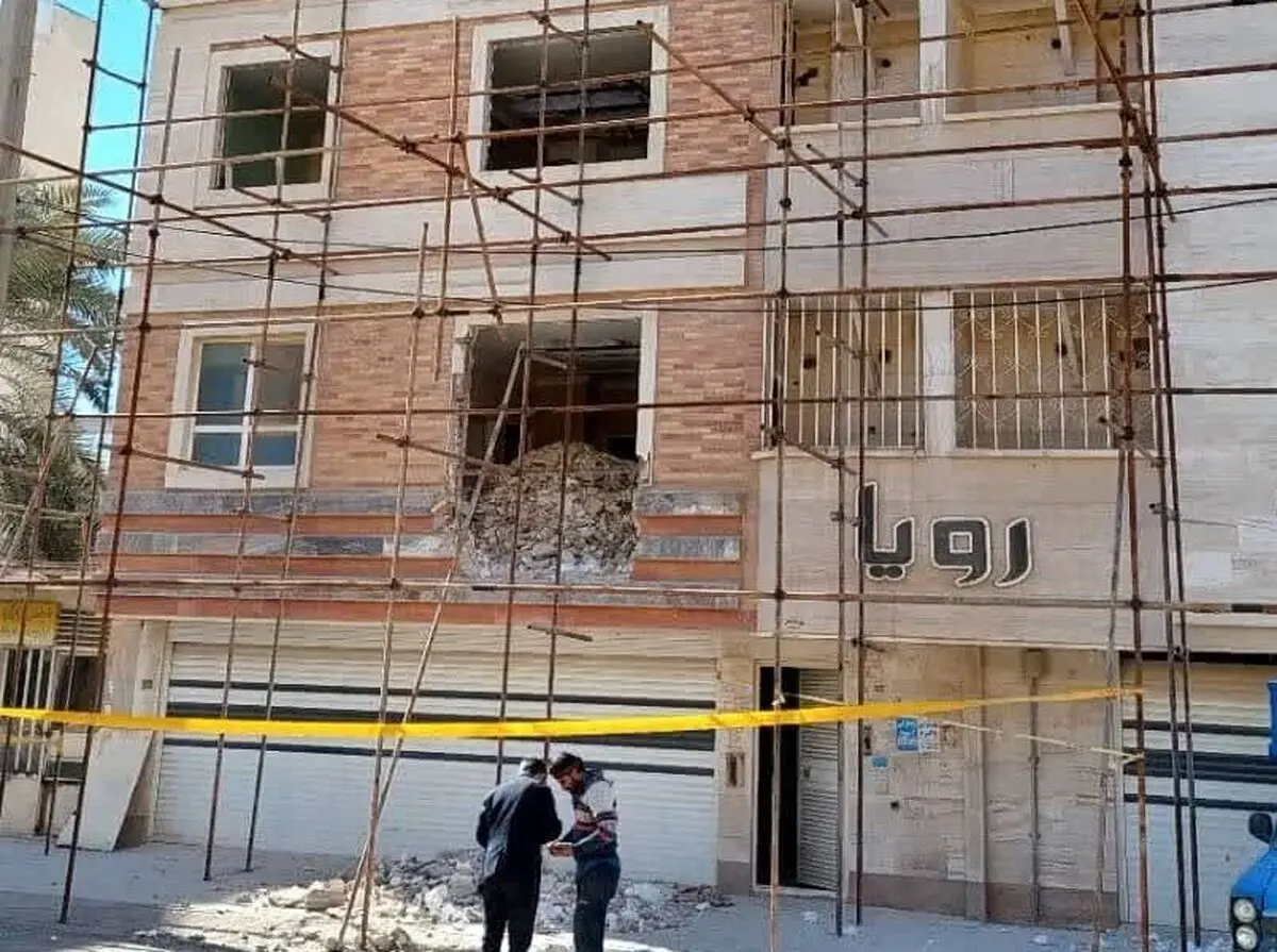 تخریب ساختمان چهار طبقه ناایمن متعلق به هلدینگ "عبدالباقی" در آبادان آغاز شد

