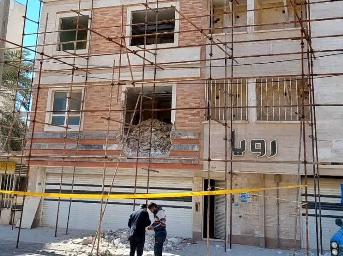 تخریب ساختمان چهار طبقه ناایمن متعلق به هلدینگ "عبدالباقی" در آبادان آغاز شد

