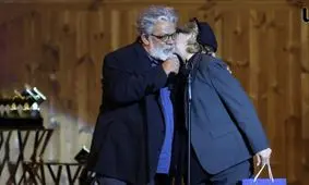 بوسه عاشقانه حسن پورشیرازی و همسرش در جشن منتقدان/ ویدئو 