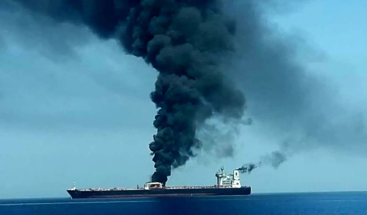 صداوسیما: دو کشتی نزدیک تنگه هرمز  هدف قرار گرفت