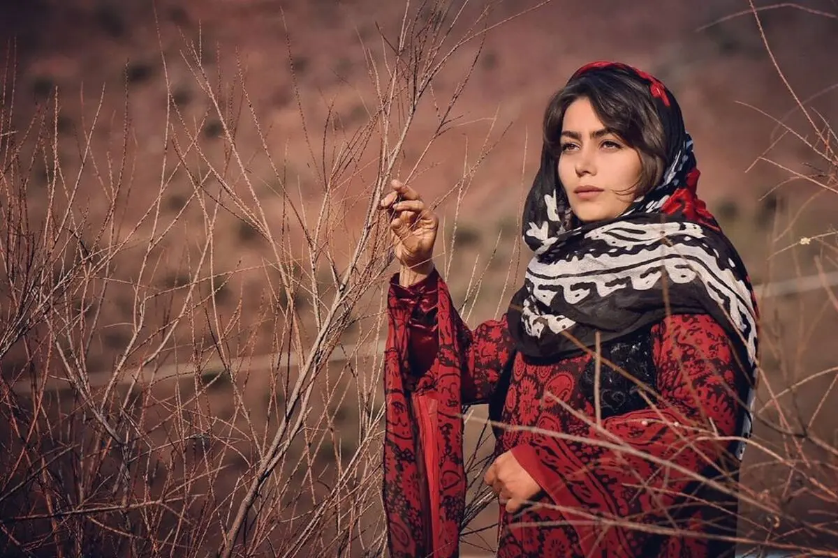 سفر در زمان؛ تیپ و چهرۀ «روژان» (سریال نون خ) در اکران فیلم «ناتور دشت» 
