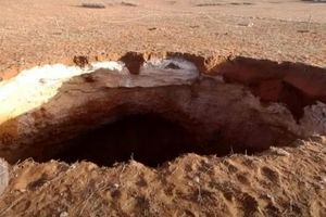 چاهی عجیب که در مراکش به وجود آمده/ وحشت مردم و شایعه بومیان؛ اینجا خانه اجنه است/ شیطان یا زلزله؛ حفره بزرگ را که ساخته است؟
