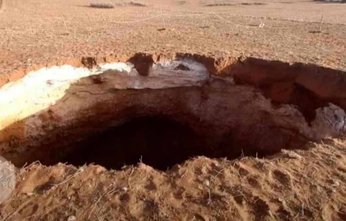 چاهی عجیب که در مراکش به وجود آمده/ وحشت مردم و شایعه بومیان؛ اینجا خانه اجنه است/ شیطان یا زلزله؛ حفره بزرگ را که ساخته است؟