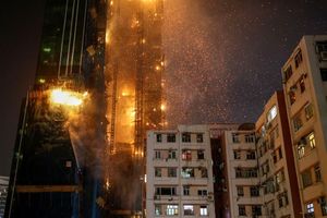 آتش سوزی مهیب در آسمان خراش ۴۲ طبقه در هنگ کنگ