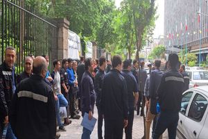 تجمع کارکنان مرکز فرمان شرکت بهره برداری مترو تهران در مقابل شهرداری