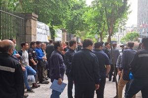 تجمع کارکنان مرکز فرمان شرکت بهره برداری مترو تهران در مقابل شهرداری