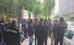 تجمع کارکنان مرکز فرمان شرکت بهره برداری مترو تهران در مقابل شهرداری