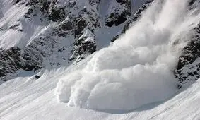 لحظه گرفتار شدن اسکی‌باز در بهمن/ ویدئو 