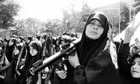 سفر در زمان؛ رژۀ دختران جوان با اسلحه در تهران؛ دهۀ 60