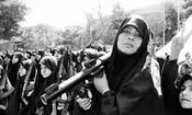 سفر در زمان؛ رژۀ دختران جوان با اسلحه در تهران؛ دهۀ 60
