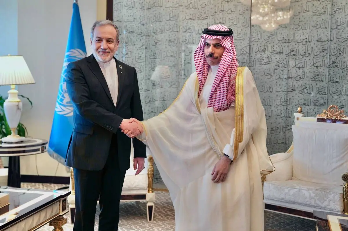 دیدار عراقچی و وزیر خارجه عربستان در حاشیه نشست مجمع عمومی سازمان ملل/ ویدئو