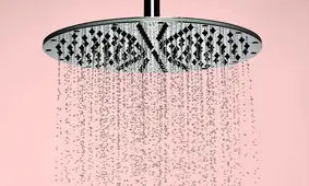 ۵ فایده اعجاب‌انگیز دوش آب سرد که نمی‌دانستید